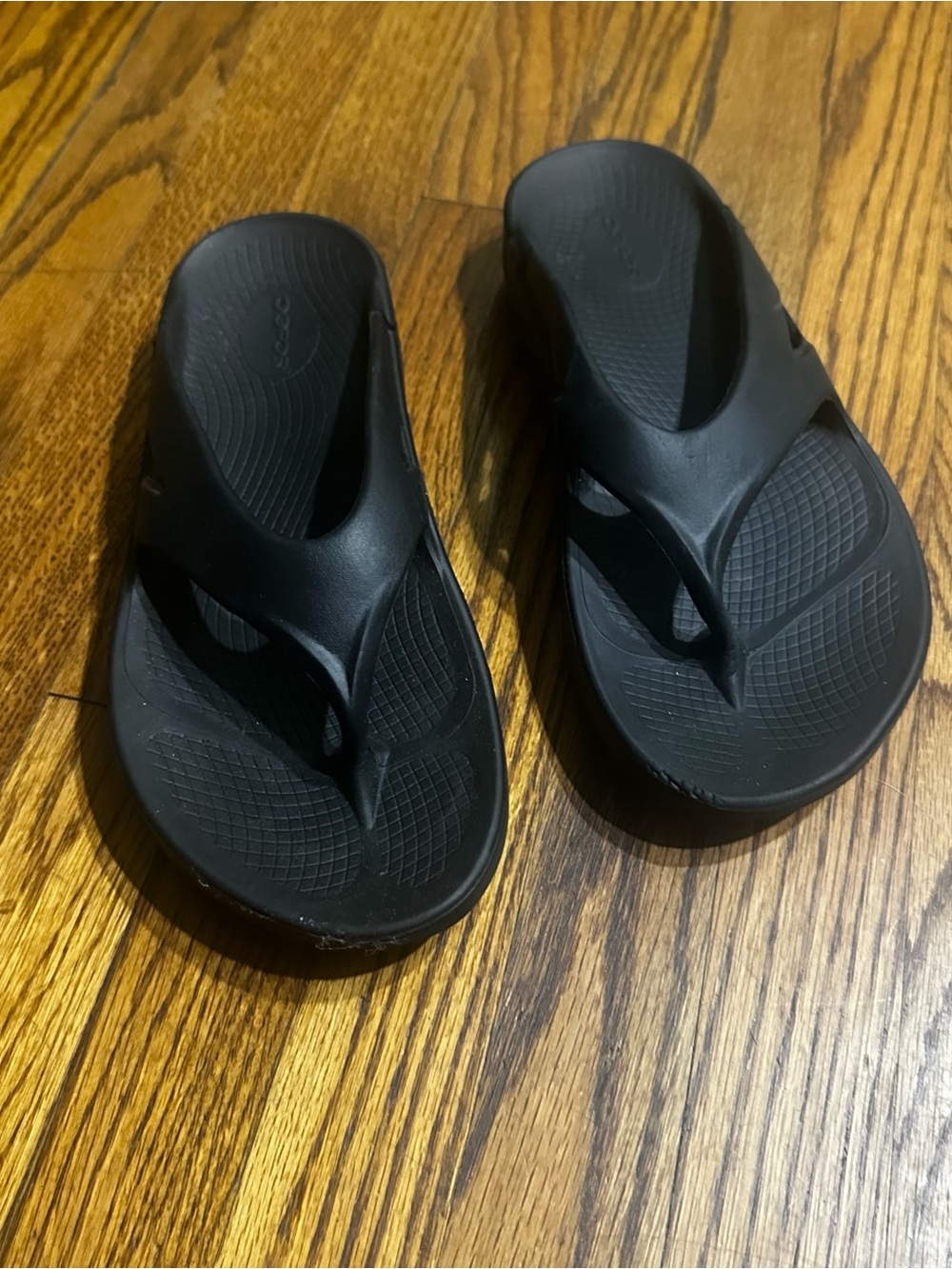 Oofos sandals size 10